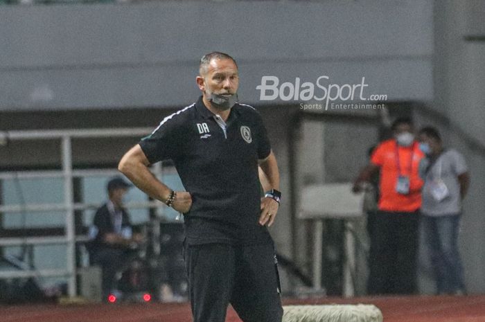 Mantan pelatih PSS Sleman, Dejan Antonic, sedang memantau para pemainnya dalam laga pekan pertama Liga 1 2021 di Stadion Pakansari, Bogor, Jawa Barat, 5 September 2021.