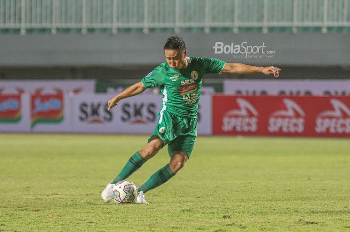 Bek sayap kiri PSS Sleman, Arthur Irawan, nampak akan menendang bola Pemain sayap kanan PSS Sleman, Irfan Jaya, sedang menguasai bola dalam laga pekan pertama Liga 1 2021 di Stadion Pakansari, Bogor, Jawa Barat, 5 September 2021.