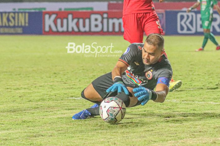 Penjaga gawang Persija Jakarta, Andritany Ardhiyasa, sedang menangkap bola dalam laga pekan pertama Liga 1 2021 di Stadion Pakansari, Bogor, Jawa Barat, 5 September 2021.