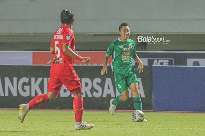 Bek sayap kiri PSS Sleman, Arthur Irawan (kanan), sedang menggiring bola dalam laga pekan pertama Liga 1 2021 di Stadion Pakansari, Bogor, Jawa Barat, 5 September 2021.