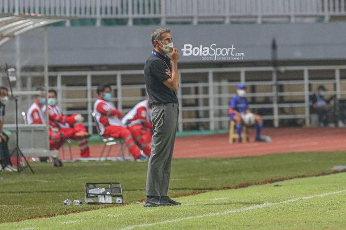 Pelatih Persija Jakarta, Angelo Alessio, sedang memantau para pemainnya dalam laga pekan pertama Liga 1 2021 di Stadion Pakansari, Bogor, Jawa Barat, 5 September 2021.