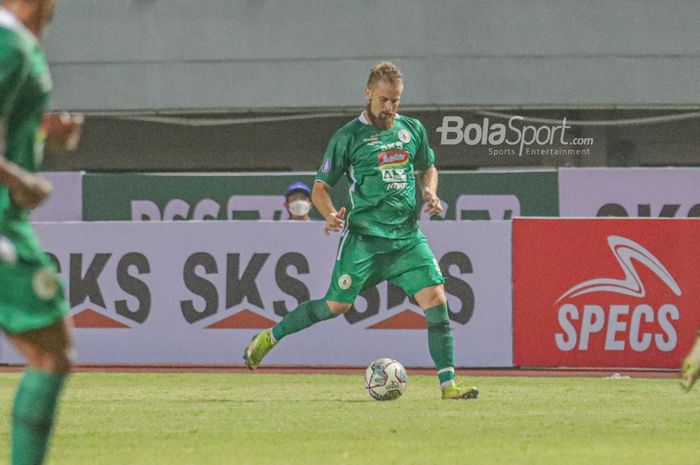 Bek asing PSS Sleman, Mario Maslac, sedang menguasai bola dalam laga pekan pertama Liga 1 2021 di Stadion Pakansari, Bogor, Jawa Barat, 5 September 2021.