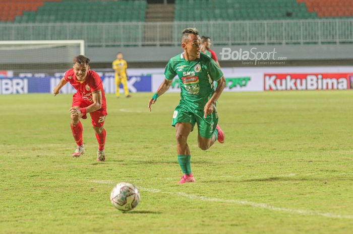 Pemain PSS Sleman, Irfan Jaya (kanan), sedang mendekati bola dan dikejar bek Persija Jakarta, Rezaldi Hehanussa (kiri), dalam laga pekan pertama Liga 1 2021 di Stadion Pakansari, Bogor, Jawa Barat, 5 September 2021.