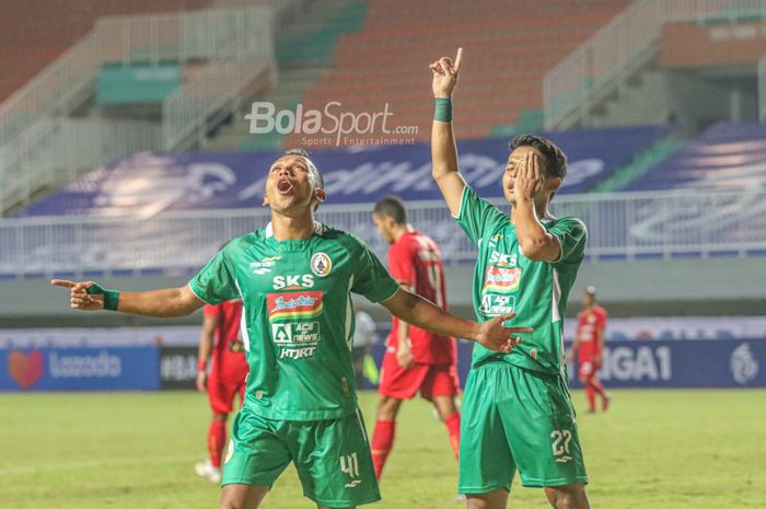 Selebrasi dari Irfan Jaya (kiri) dan Irkham Zahrul Mila (kanan) setelah PSS Sleman menciptakan gol dalam laga pekan pertama Liga 1 2021 di Stadion Pakansari, Bogor, Jawa Barat, 5 September 2021.