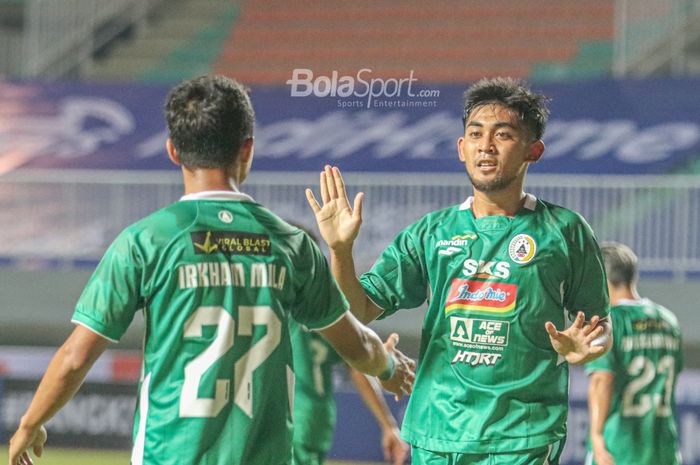 Pemain PSS Sleman, Arsyad Yusgiantoro (kanan), memberikan apresiasi kepada Irkham Zahrul Mila yang berhasil menciptakan satu gol dalam laga pekan pertama Liga 1 2021 di Stadion Pakansari, Bogor, Jawa Barat, 5 September 2021.