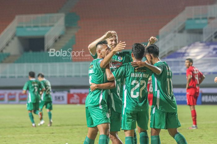 Skuat PSS Sleman menyambut Irkham Zahrul Mila yang behasil menciptakan gol dalam laga pekan pertama Liga 1 2021 di Stadion Pakansari, Bogor, Jawa Barat, 5 September 2021.