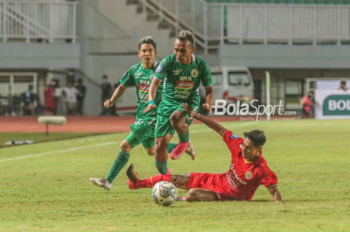 Pemain sayap kanan PSS Sleman, Irfan Jaya, berhasil melewati pilar Persija Jakarta, Alfriyanto Nico, dalam laga pekan pertama Liga 1 2021 di Stadion Pakansari, Bogor, Jawa Barat, 5 September 2021.