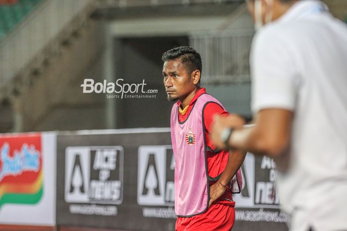 Eks Gelandang Persija Jakarta, Ramdani Lestaluhu, sedang melakukan pemanasan dalam laga pekan pertama Liga 1 2021 di Stadion Pakansari, Bogor, Jawa Barat, 5 September 2021.