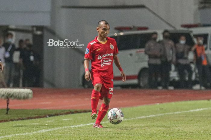 Pemain sayap kanan Persija Jakarta, Riko Simanjuntak, sedang menguasai bola dalam laga pekan pertama Liga 1 2021 di Stadion Pakansari, Bogor, Jawa Barat, 5 September 2021.