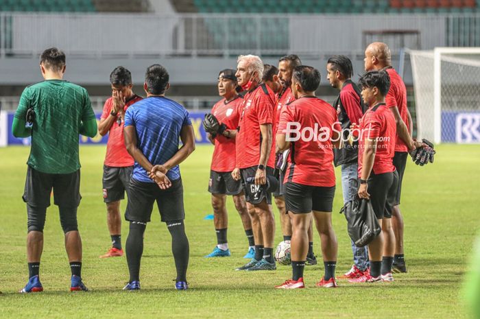 Pelatih Borneo FC, Mario Gomez, sedang memberikan arahan kepada timnya jelang melakukan latihan di Stadion Pakansari, Bogor, Jawa Barat, 9 September 2021.