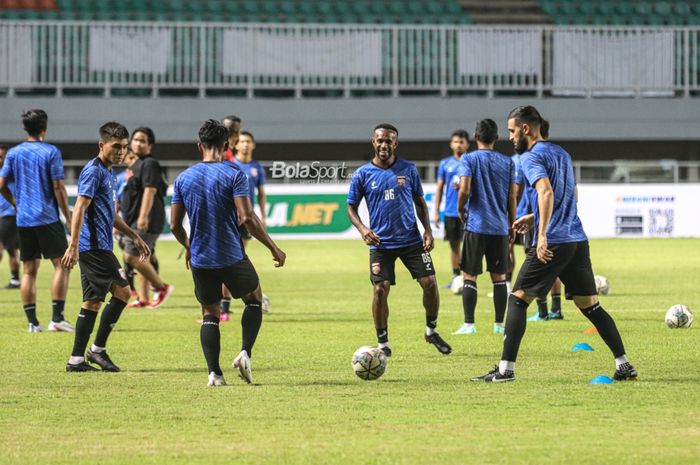 Boaz Solossa dan rekan-rekan Borneo FC lainnya sedang berlatih di Stadion Pakansari, Bogor, Jawa Barat, 9 September 2021.