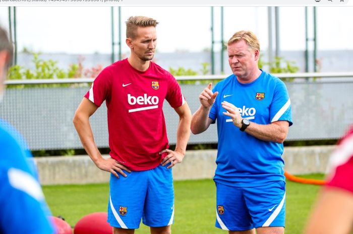 Luuk de Jong (kiri) dan Ronald Koeman (kanan) dalam sebuah sesi latihan bersama di Barcelona.