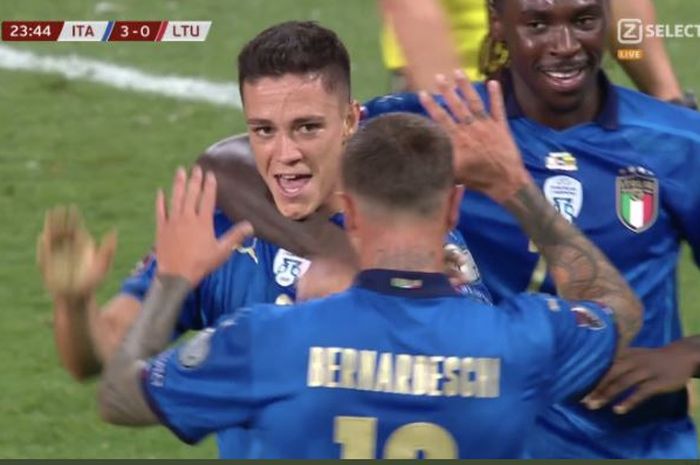 Giacomo Raspadori dan Moise Kean merayakan gol untuk timnas Italia saat melawan Lithuania di Mapei Stadium, Rabu (8/9/2021).