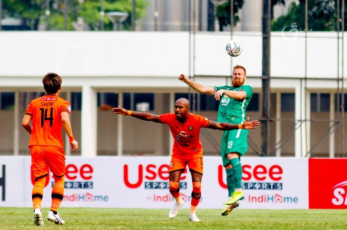 Striker Persiraja Banda Aceh, Paulo Henrique (tengah) berebut bola dengan bek PSS Sleman, Maslac, Sabtu (11/9/2021).