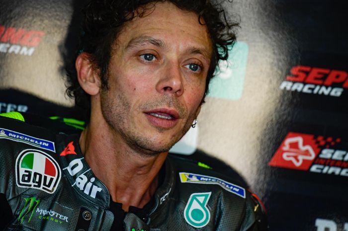 Pembalap Petronas Yamaha SRT, Valentino Rossi, pada seri balap MotoGP Aragon 2021 di Sirkuit MotorLand Aragon.