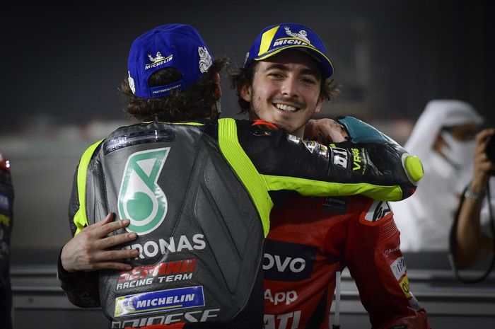 Valentino Rossi memberikan wejangan ke muridnya, Francesco Bagnaia yang pole position di MotoGP Aragon 2021.