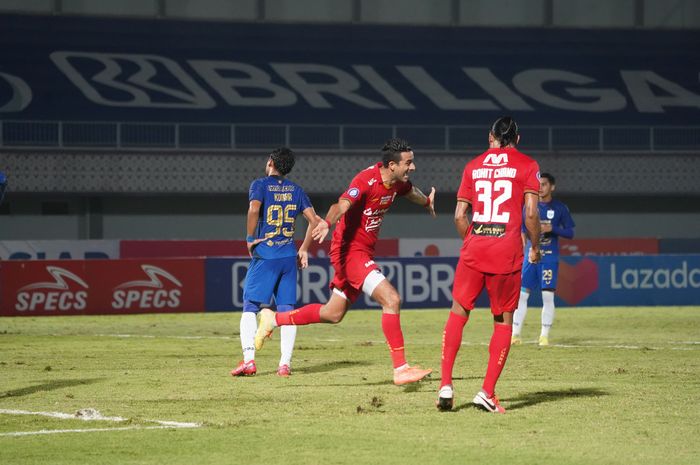 Perayaan gol pemain Persija Jakarta, Otavio Dutra saat melawan PSIS Semarang di Stadion Indomilk Arena, Tangerang, Banten, Minggu (12/9/2021).