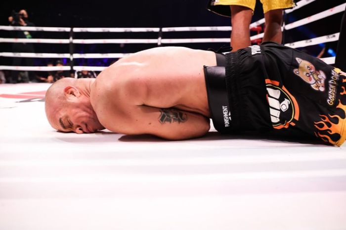 Momen mantan jagoan UFC, Tito Ortiz (tertidur) dipukul KO oleh Anderson Silva Minggu pagi (12/9/2021) WIB.