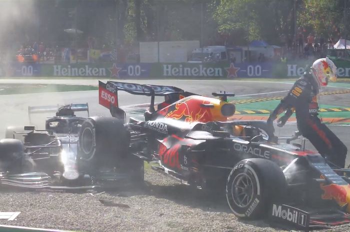 Lewis Hamilton (kiri) dan Max Verstappen (kanan) terlibat kecelakaan pada balapan F1 GP Italia di Sirkuit Monza, Italia, 12 September 2021. 