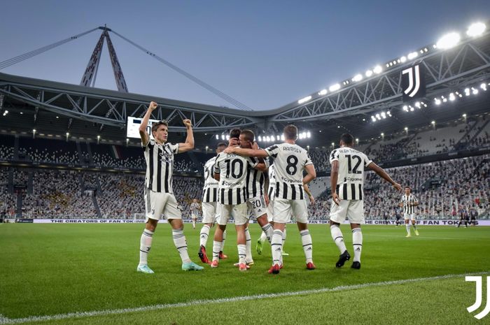 Fans AC Milan menyanyikan ejekan masa lalu setelah Juventus masuk ke zona degradasi pada klasemen sementara Liga Italia 2021-2022.