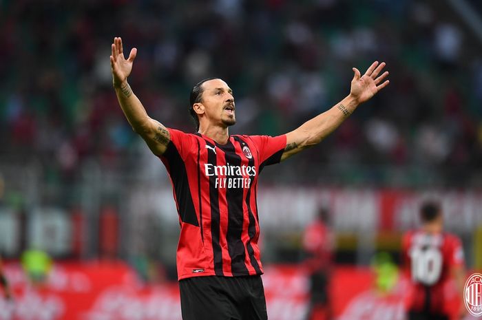 Bomber AC Milan, Zlatan Ibrahimovic, kini selevel dengan Cristiano Ronaldo usai membobol gawang Venezia pada menit ke-2.