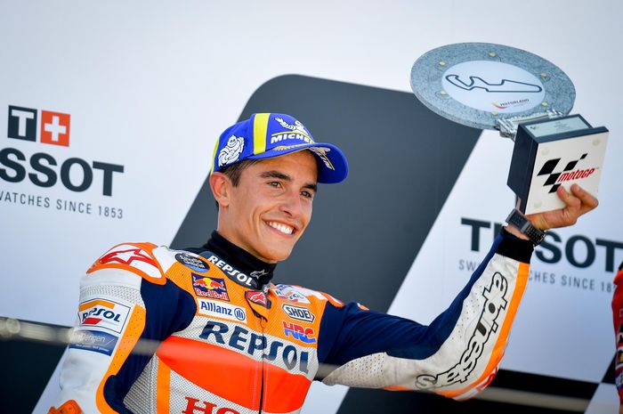 Pembalap Repsol Honda, Marc Marquez memegang trofi usai menjadi runner-up MotoGP Aragon 2021.