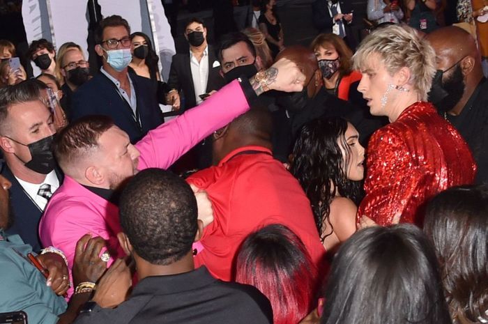 Machine Gun Kelly Tertangkap Kamera Ribut Dengan Conor McGregor di MTV VMA