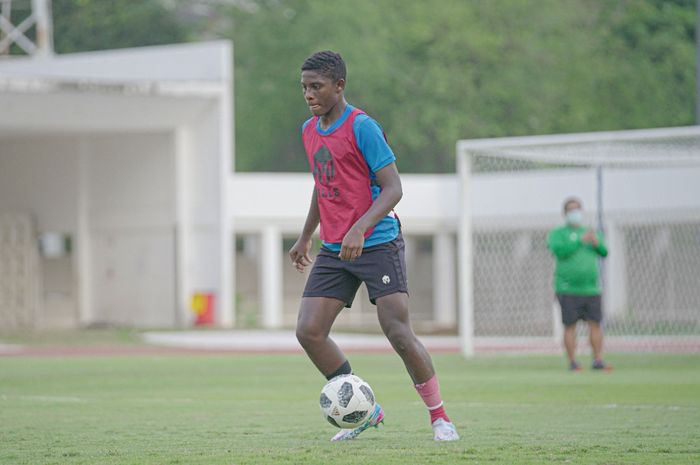 Putra Jacksen F Tiago, Hugo Samir Tiago saat menjalani pemusatan latihan (TC) timnas U-18 Indonesia di Stadion Madya, Senayan, Kawasan Gelora Bung Karno (GBK) Jakarta Pusat, Senin (13/9/2021).