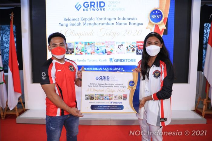 Atlet angkat besi, Eko Yuli Irawan, dan atlet renang, Azzahra Permatahani, mewakili rekan mereka dalam pemberian apresiasi dari Grid Network Kompas Gramedia (grup induk BolaSport Network) di Function Hall KOI, Jakarta, 13 September 2021.