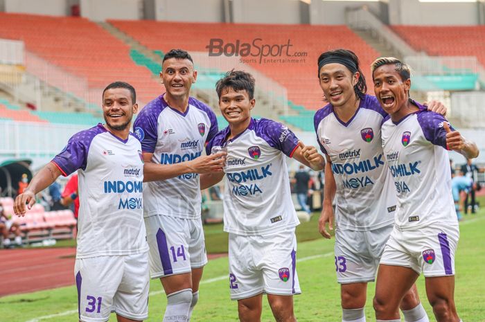 Para pemain Persita Tangerang, Harrison Cardoso, Alex Goncalves, Rifky Dwi Septiawan, Bae Sin-yeong, dan Muhammad Toha, sedang berselebrasi seusai timnya mencetak satu gol dalam laga pekan ketiga di Stadion Pakansari, Bogor, Jawa Barat, 17 September 2021.
