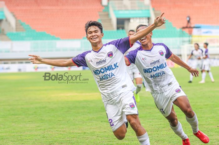 Selebrasi pemain Persita Tangerang, Rifky Dwi Septian, seusai berhasil menciptakan satu gol dalam laga pekan ketiga di Stadion Pakansari, Bogor, Jawa Barat, 17 September 2021.