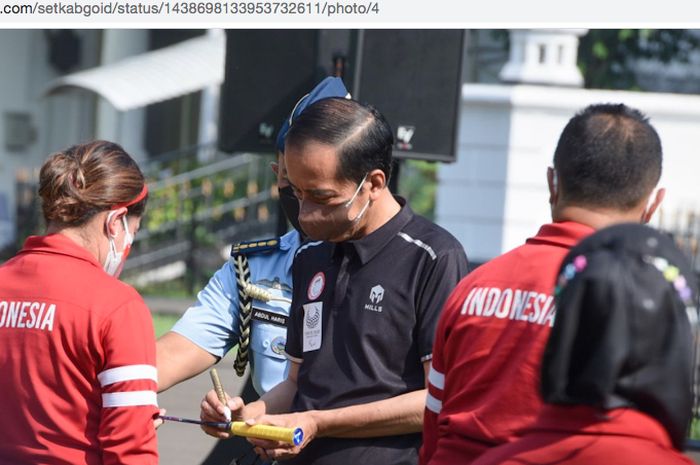 Presiden Joko Widodo memberikan apresiasi dan bonus kepada para atlet yang tampil pada ajang Paralimpiade Tokyo 2020 di halaman Istana Kepresidenan Bogor, Jawa Barat, Jumat (17/09/2021) 