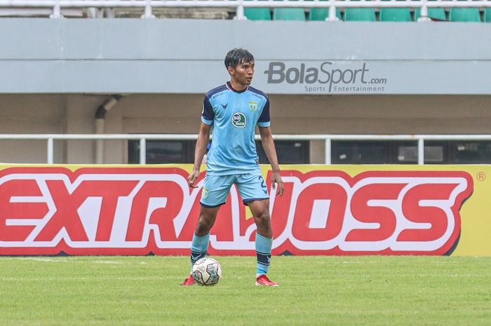 Bek Persela Lamongan, Mochammad Zaenuri, sedang menguasai bola dalam laga pekan ketiga Liga 1 2021 di Stadion Pakansari, Bogor, Jawa Barat, 17 September 2021.