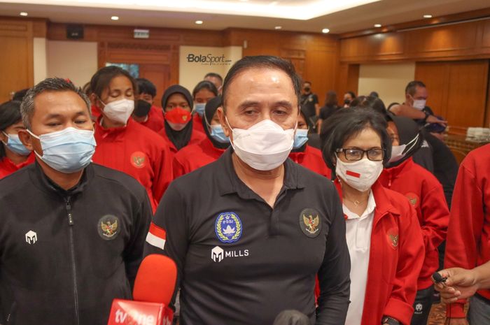 Ketua Umum PSSI, Mochamad Iriawan (kanan), sedang memberikan keterangan kepada awak media dan ditemani oleh pelatih timnas putri Indonesia, Rudy Eka Priyambodo (kiri), di Hotel Sultan, Senayan, Jakarta, 18 September 2021