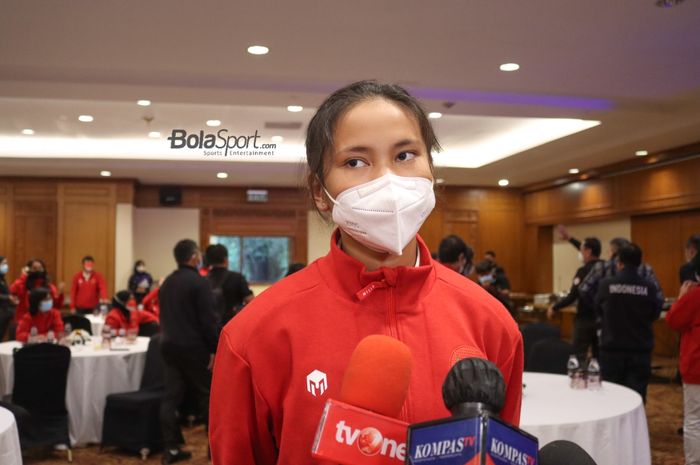 Bek timnas putri Indonesia, Shalika Aurelia Viandrisa, sedang memberikan keterangan kepada awak media di Hotel Sultan, Senayan, Jakarta, 18 September 2021.