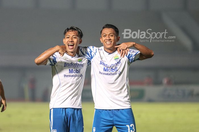 Pemain Persib Bandung, Febri Hariyadi, ikut merayakan gol dari rekannya, Beckham Putra Nugraha, dalam laga pekan ketiga Liga 1 2021 di Stadion Indomilk Arena, Tangerang, Banten, 18 September 2021.