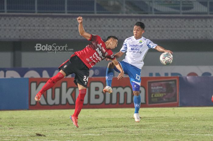 Bek Bali United, Ricky Fajrin (kiri), sedang berebut bola dengan pemain Persib Bandung, Febri Hariyadi (kanan),  dalam laga pekan ketiga Liga 1 2021 di Stadion Indomilk Arena, Tangerang, Banten, 18 September 2021.