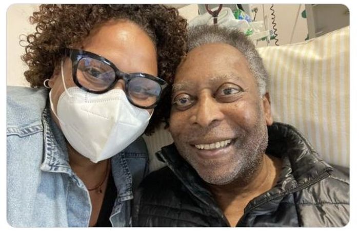 Legenda sepak bola Brasil, Pele (kanan) berfoto bersama putrinya, Kely Nacimento, saat menjalani perawatan di rumah sakit.