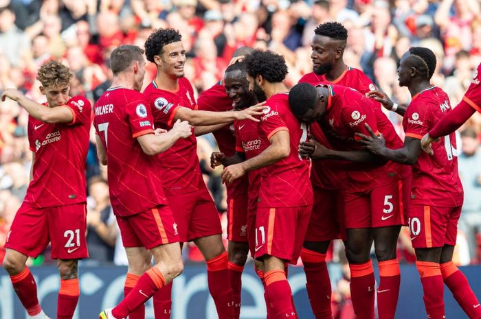 Para pemain Liverpool merayakan gol Naby Keita ke gawang Crystal Palace pada pekan kelima Liga Inggris 2021-2022 di Stadion Anfield, Sabtu (18/9/2021).