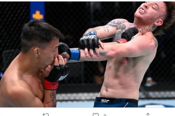 Petarung termuda UFC, Zhu Rong, mengalahkan Brandon Jenkins di UFC Vegas 37, Minggu (19/9/2021) WIB.