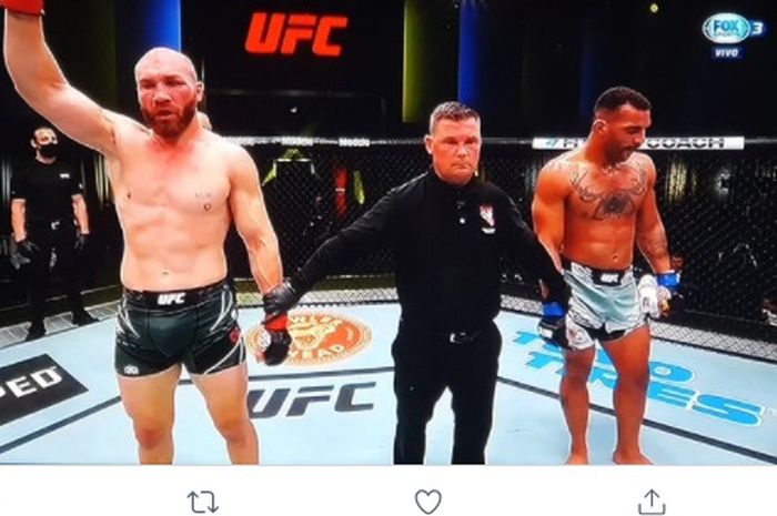 Ion Cutelaba (kiri) saat mengalahkan Devin Clark (kanan) di UFC Vegas 37, Minggu (19/9/2021) WIB.