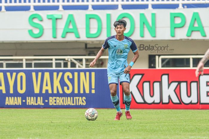 Pemain Persela Lamongan, Malik Risaldi (kiri), sedang bertanding dalam laga pekan ketiga Liga 1 2021 di Stadion Pakansari, Bogor, Jawa Barat, 17 September 2021.
