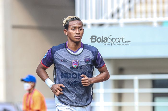 Bek sayap kanan Persita Tangerang, Muhammad Toha, sedang melakukan pemanasan dalam laga pekan ketiga Liga 1 2021 di Stadion Pakansari, Bogor, Jawa Barat, 17 September 2021.