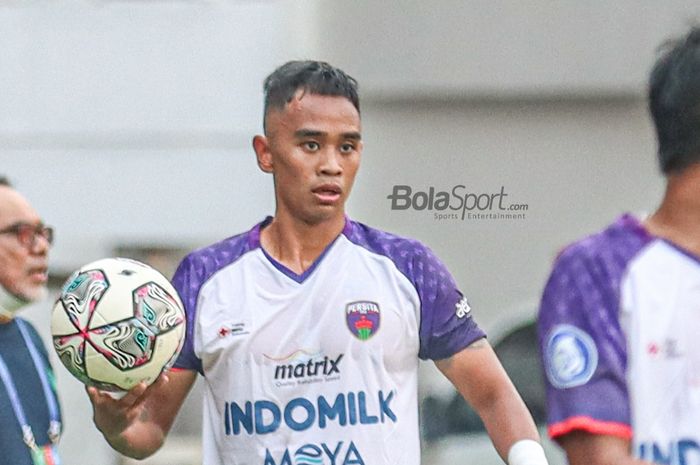 Bek sayap kanan Persita Tangerang, Dallen Doke, sedang memegang bola dalam laga pekan ketiga Liga 1 2021 di Stadion Pakansari, Bogor, Jawa Barat, 17 September 2021.