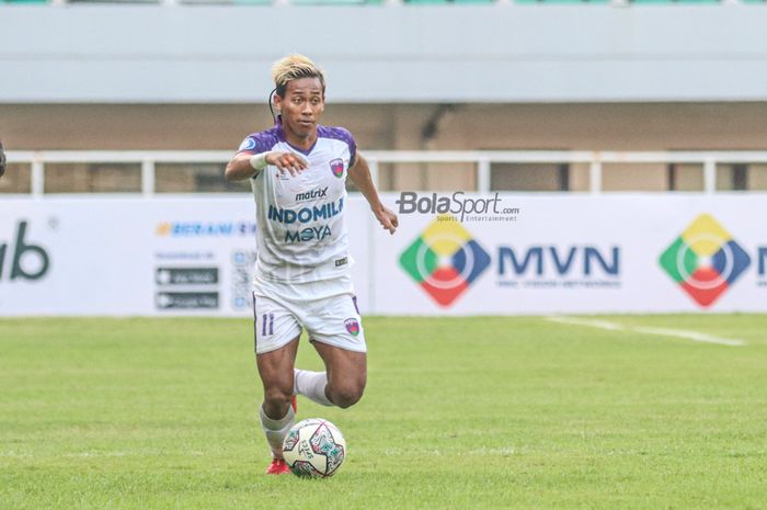 Bek sayap kanan Persita Tangerang, Muhammad Toha, sedang menggiring bola  dalam laga pekan ketiga Liga 1 2021 di Stadion Pakansari, Bogor, Jawa Barat, 17 September 2021.