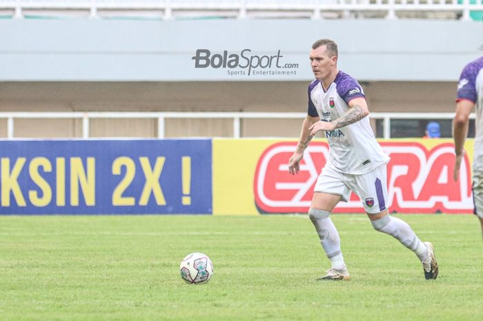 Bek Persita Tangerang, Adam Mitter, sedang menguasai bola dalam laga pekan ketiga Liga 1 2021 di Stadion Pakansari, Bogor, Jawa Barat, 17 September 2021.