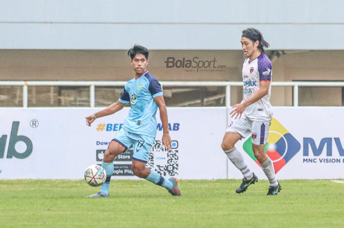 Bek sayap kanan Persela Lamongan, Mochammad Sandy Ferizal (kiri), sedang berusaha melewati kawalan gelandang Persita Tangerang, Bae Sin-yeong (kanan), dalam laga pekan ketiga Liga 1 2021 di Stadion Pakansari, Bogor, Jawa Barat, 17 September 2021.