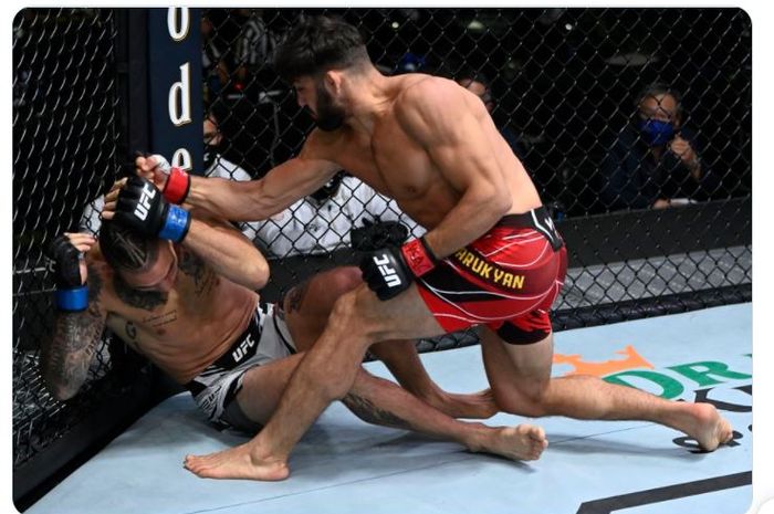 Aksi Arman Tsarukyan saat melawan Christos Giagos pada UFC Vegas 37, Minggu (19/9/2021)