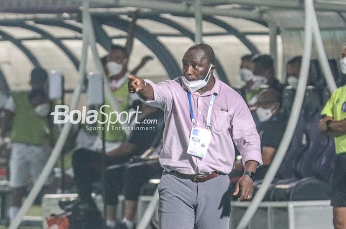 Pelatih Persipura Jayapura, Jacksen F Tiago, sedang memberikan instruksi pada pemainnya dalam laga pekan ketiga Liga 1 2021 di Stadion Indomilk Arena, Tangerang, Jawa Barat, 19 September 2021.