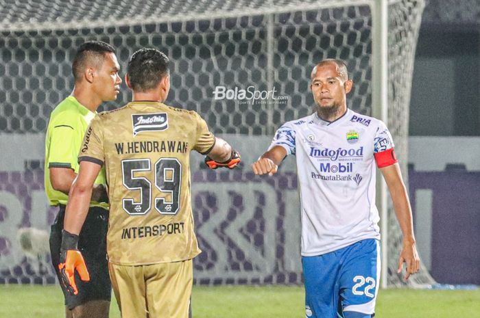 Bek sayap kanan Persib Bandung, Supardi Nasir (kanan), sedang menyapa kiper Bali United, Wawan Hendrawan (kiri), dalam laga pekan ketiga Liga 1 2021 di Stadion Indomilk Arena, Tangerang, Banten, 18 September 2021.